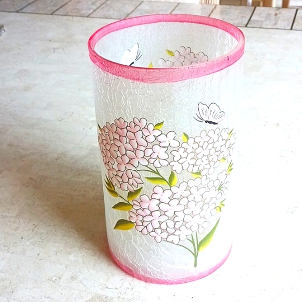 Hurricane/vase by valeri parhill/Qvc,New,hydrangeas-butterfly,crackle glass,8"